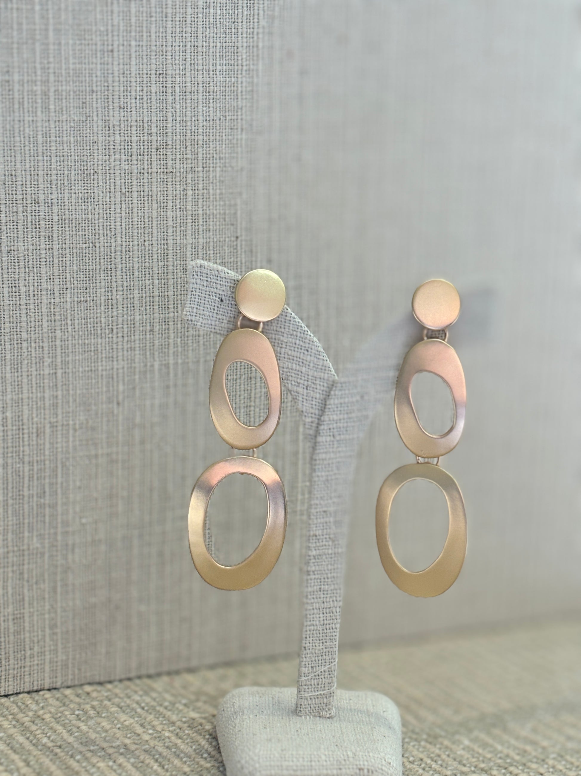 https://blingupp.com/products/golden-circle-earrings