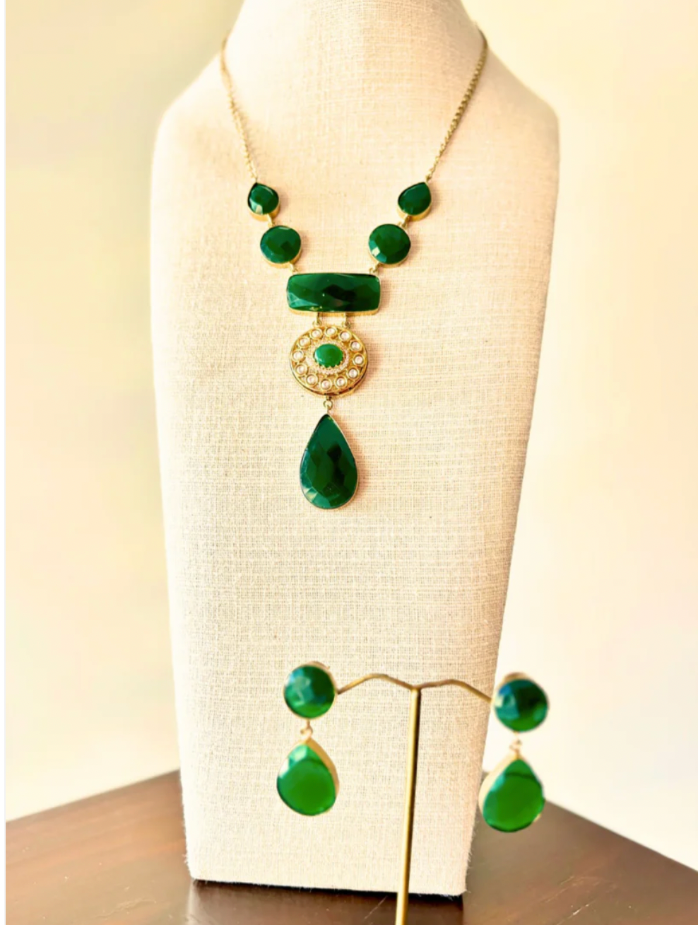 Greenstone necklace set with earrings